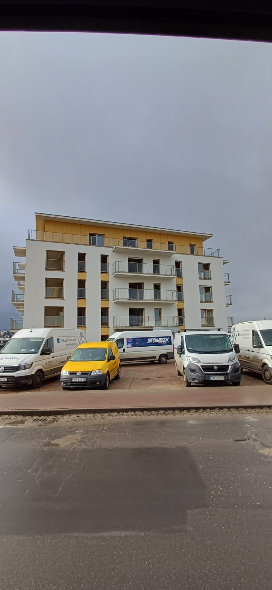Elewacja apartamentowca z żółtymi akcentami