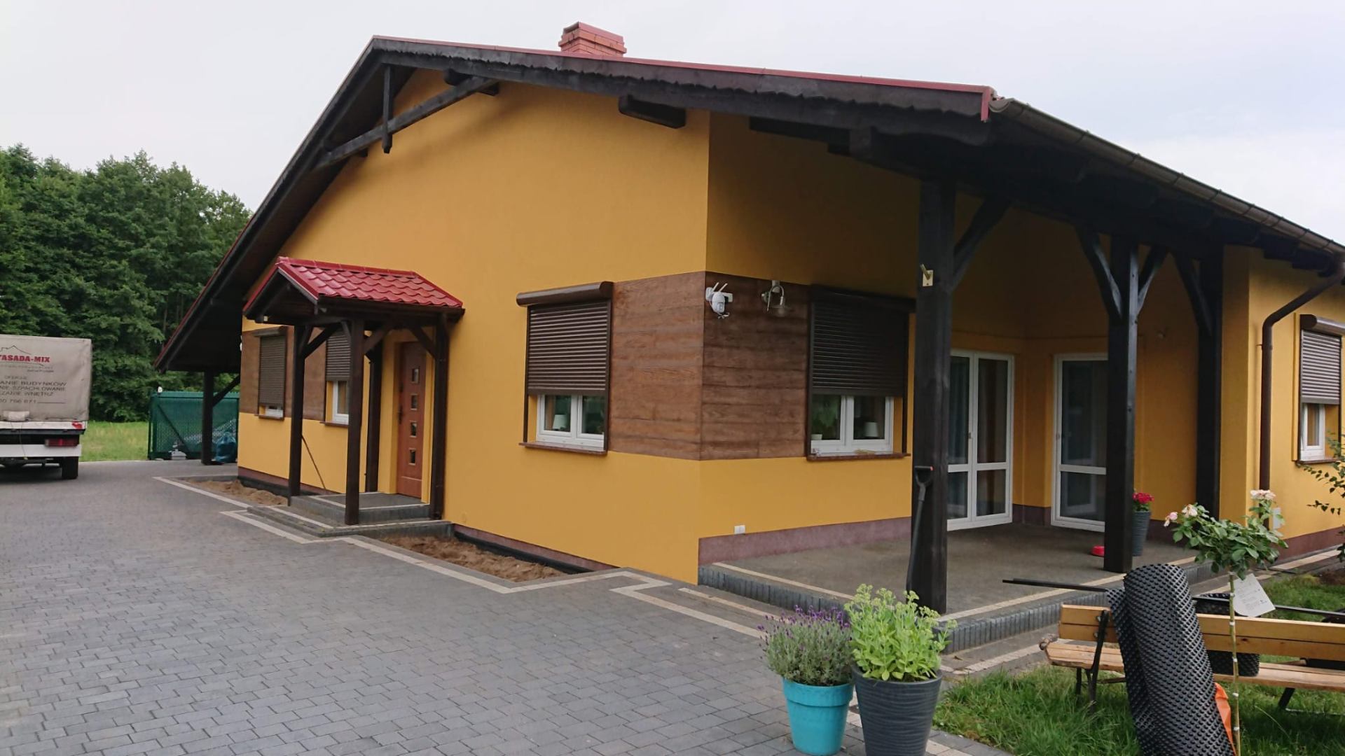 Elewacja w żółtej kolorystyce