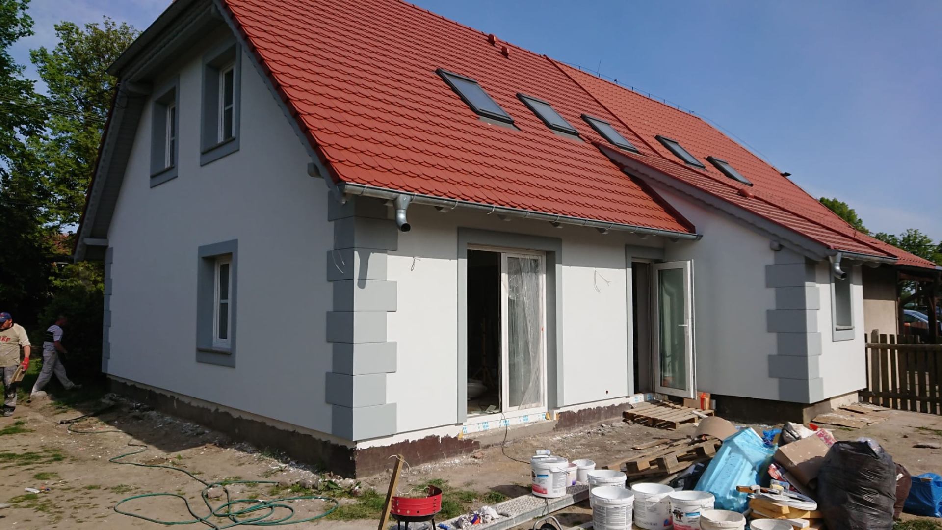 Elewacja z czerwoną dachówką
