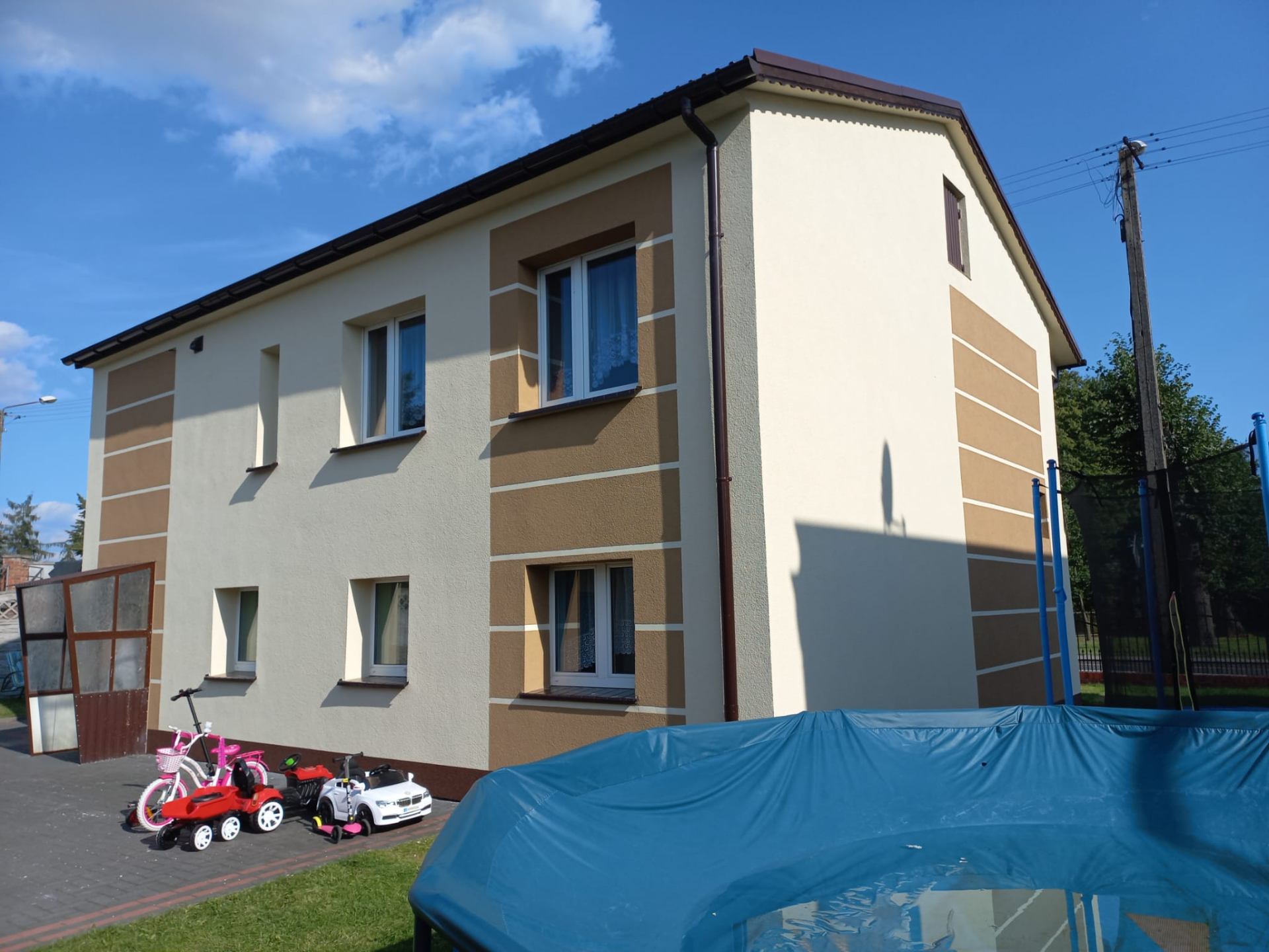 Elewacja z brązowymi akcentami