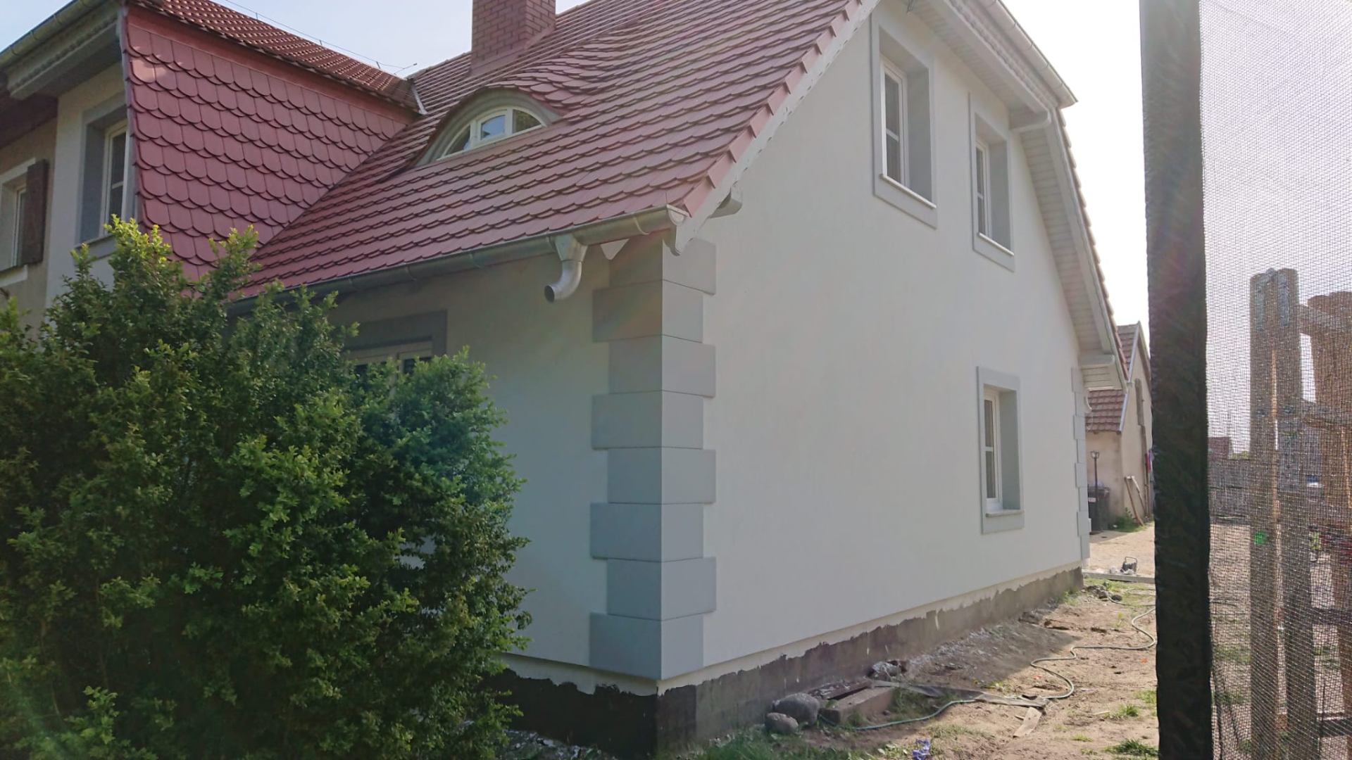 Elewacja z boniowaniem naroży