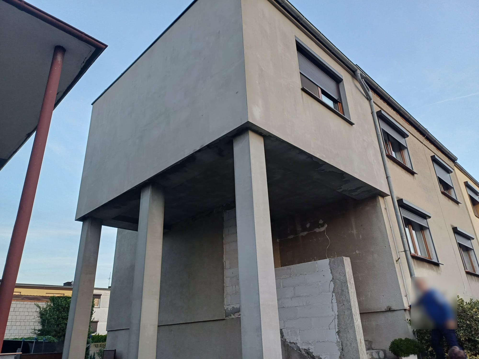 Dobudówka z podcieniem — przed