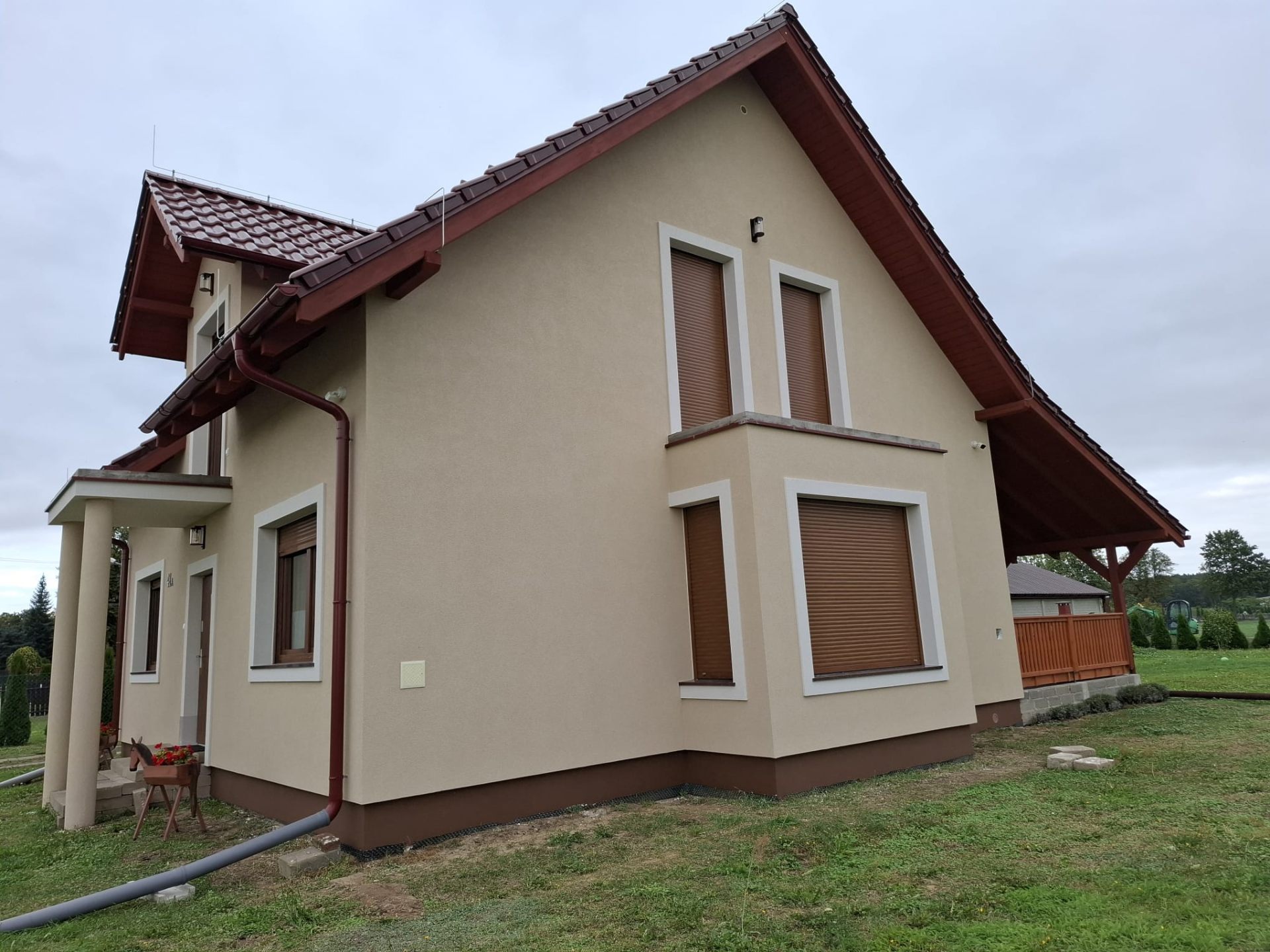 Elewacja w tonacji beżowej