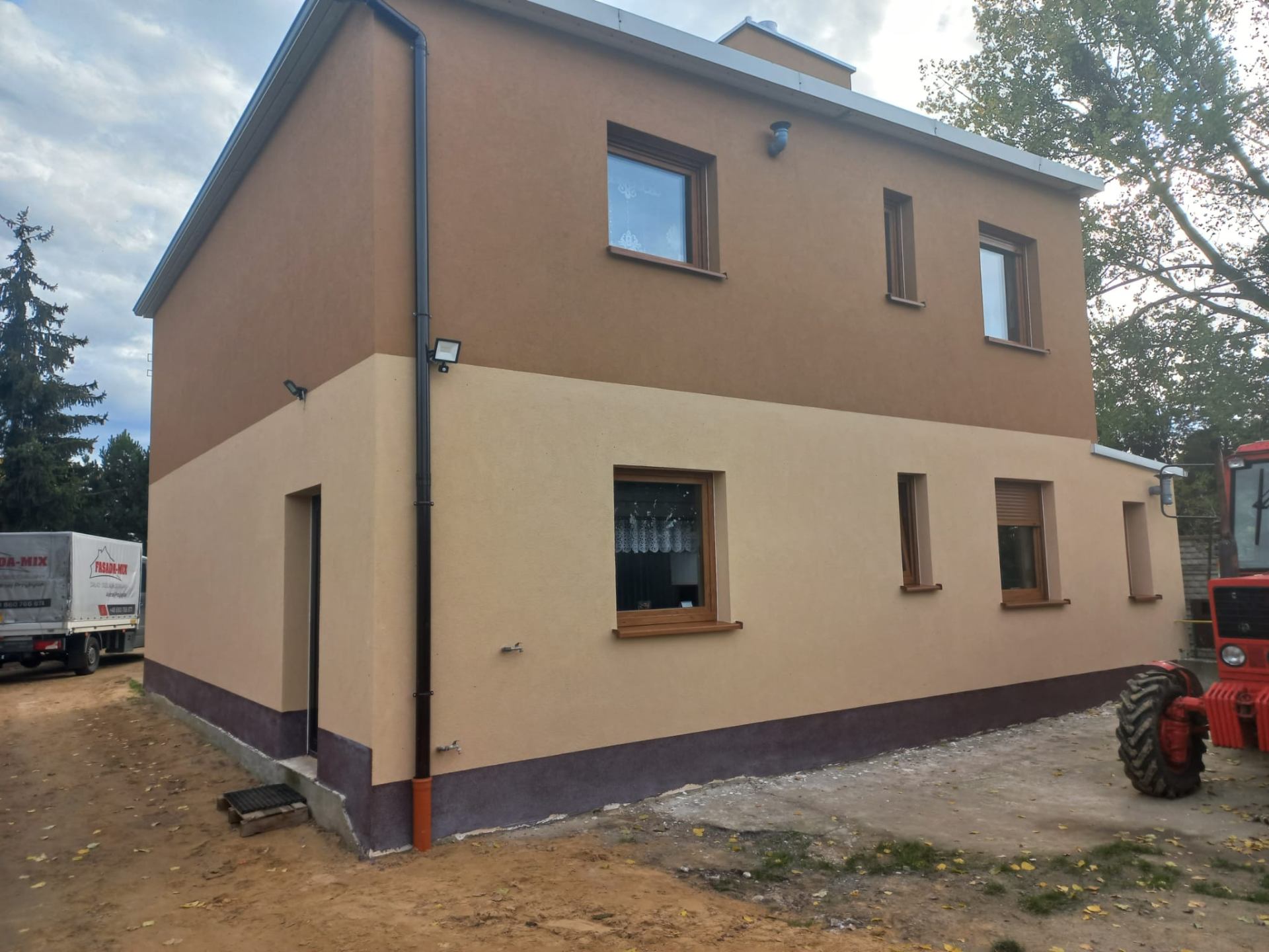 Elewacja dwukolorowa z cokołem